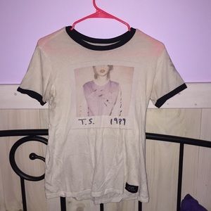Taylor Swift 1989 concert T-shirt